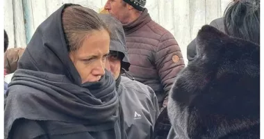 Stire din Actualitate : Soția președintelui Nicușor Dan, Mirabela Grădinaru, în lacrimi la înmormântarea bunicii sale