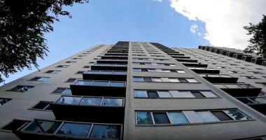 Stire din Actualitate : Un copil de doi ani a supravieţuit miraculos după ce a căzut de la etajul 15