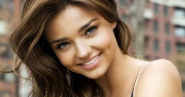 Stire din Diverse : Topmodelul Miranda Kerr, CONCEDIATĂ de Victoria's Secret. Află motivul incredibil!