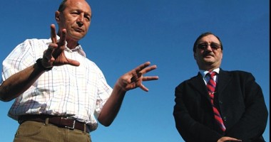 Stire din Politică-Administrație : Mircea Băsescu i-a adus piersici fratelui său la sediul de campanie