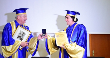 Stire din Cultură-Educație : Marele scriitor Mircea Cărtărescu a primit titlul de Doctor Honoris Causa al Universității "Ovidius"