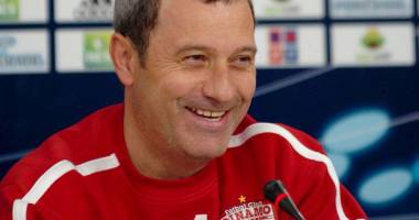 Stire din Sport : Fotbal / Mircea Rednic, noul antrenor al lui Dinamo