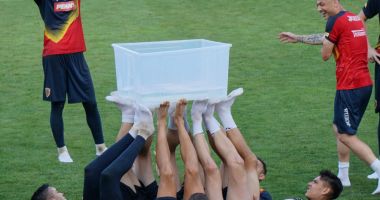 Stire din Sport : Mirel Rădoi: „Degeaba vorbim de finală, dacă nu suntem în stare să trecem de grupe”