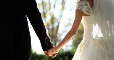 Stire din Eveniment : Doi miri jefuiţi a doua zi după nuntă. Hoţul a folosit o scară şi a fugit cu 17.800 de euro