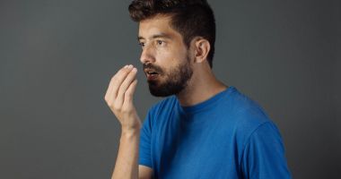 Stire din Sănătate : Mirosul neplăcut al gurii apare, în general, pe fondul neglijării igienei orale