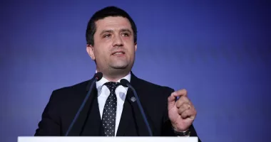Stire din Politică-Administrație : Fondul de salarii din sectorul public va fi redus cu 10%. Guvernul își asumă răspunderea
