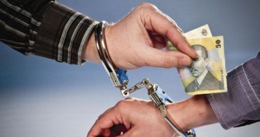 Stire din Eveniment : 19 studenți de la Medicină s-au autodenunțat că AU DAT MITĂ unui profesor