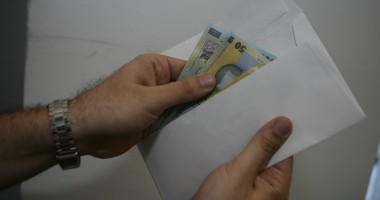 Stire din Eveniment : Prinși în FLAGRANT în timp ce dădeau MITĂ unui polițist