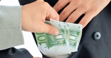 Stire din Eveniment : Flagrant! 600 de euro și un telefon Iphone mită pentru doi polițiști!