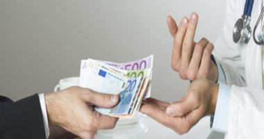 Stire din Actualitate : Medic arestat la domiciliu! Este acuzat că a luat mită 10.000 de lei