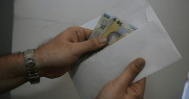 Stire din Eveniment : Acte cu "taxă specială". Secretarul unei primării, plasat sub control judiciar pentru luare de mită