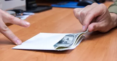 Stire din Eveniment : Directori din ANAF, sub control judiciar într-un dosar de mită