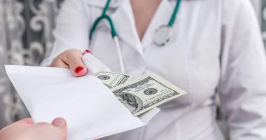 Stire din Eveniment : Șefă la Secția Oncologie, reținută pentru luare de mită: polițiștii au prins-o în flagrant