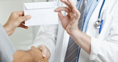 Stire din Sănătate : Date INSCOP:românii dau "șpagă" la doctor din proprie inițiativă