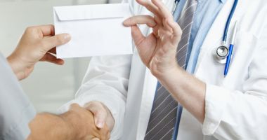Stire din Eveniment : Medic, reținut pentru că ar fi luat de 131 de ori mită