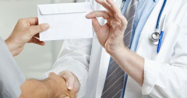 Stire din Eveniment : Medic trimis în judecată, după ce i-ar fi cerut bani unei paciente, pentru a o opera