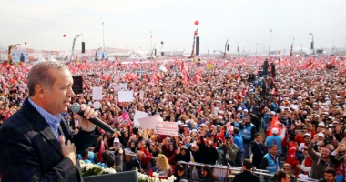 Stire din Actualitate : Miting uriaș la Istanbul,  cu o săptămână înainte de referendum.  Erdogan, comandant suprem!