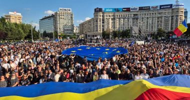 Stire din Actualitate : Peste 30.000 de oameni au participat la mitingul organizat de Nicușor Dan în Piața Victoriei