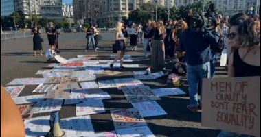 Stire din Eveniment : Peste 1.000 de persoane s-au adunat în Piața Vitoriei pentru a-și arăta solidaritatea, după crima din Cosmopolis