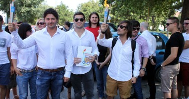Stire din Politică-Administrație : Tinerii din Forța Civică au dus flacăra democrației la sediile PSD și PNL din Constanța
