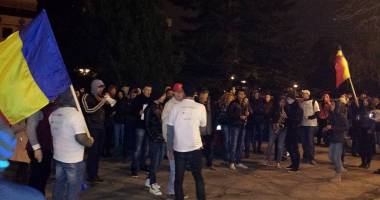 Stire din Politică-Administrație : Miting la Prefectură ! Constănțenii, solidari cu românii din diaspora / Galerie foto
