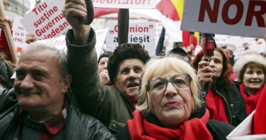 Stire din Politică-Administrație : 6.000 de oameni,  la mitingul de la Târgoviște