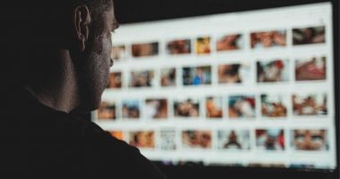 Stire din Eveniment : Un bărbat din Constanța a postat pe un site pornografic pozele unor femei fotografiate fără știrea lor