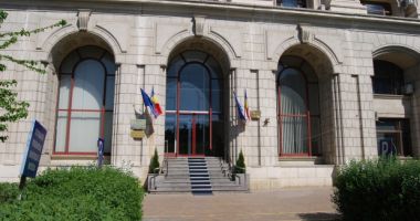 Stire din Eveniment : Bătrân ridicat de jandarmi, după ce a spart geamul Ministerului Justiției cu o piatră