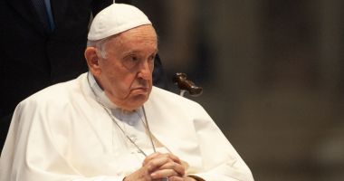 Papa Francisc consideră că celibatul pentru preoţi poate fi reconsiderat