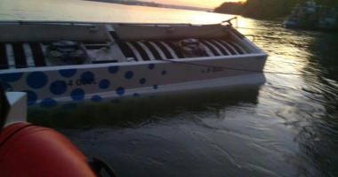 GALERIE FOTO / ACCIDENT STUPID. Tir căzut în Dunăre pentru că nu a fost ancorat - 4