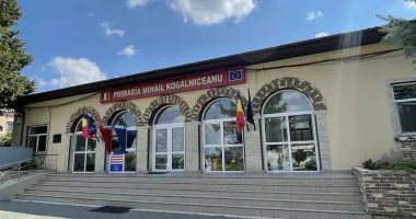 Stire din Politică-Administrație : Primăria Mihail Kogălniceanu asigură sandvici și fruct zilnic pentru peste 1.100 de elevi, prin programul „Masa sănătoasă”