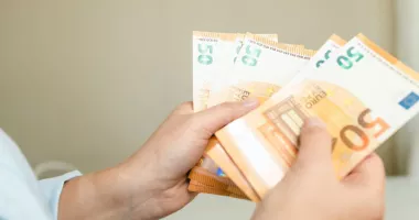 Directoare de școală prinsă în flagrant în timp ce primea 10.000 de lei. Iată ce a decis instanța