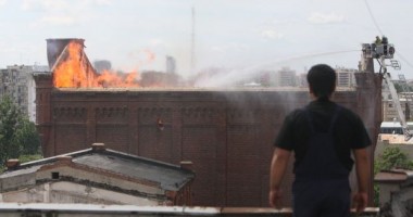 Moara lui Assan arde de aproape 24 de ore. Pompierii intervin pentru stingerea ultimelor focare ale incendiului