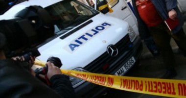 Stire din Eveniment : Moarte suspectă! Un bărbat a fost găsit într-o baltă de sânge, chiar în apartamentul său