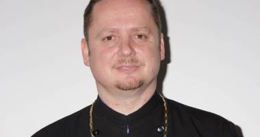 Stire din Cultură-Educație : Câtă credință, adevăr și pioșenie se ascund în pupatul moaștelor. "Sunt reperele credinței noastre"