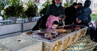 Stire din Actualitate : Peste 52.000 de pelerini au venit la Mitropolia Moldovei să se închine la moaştele Sfintei Cuvioase Parascheva