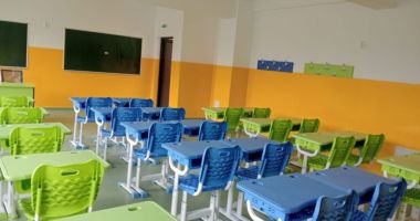Stire din Social : Simplă gafă sau indiferență? Mai multe școli au primit mobilier nou prin PNRR, dar este prea mic