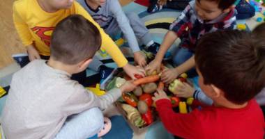 Mobilizare maximă  la Murfatlar: preșcolarii  au pus murături la grădiniță - 4