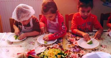 Mobilizare maximă  la Murfatlar: preșcolarii  au pus murături la grădiniță - 2