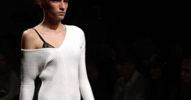 Stire din Economie : Moda a adoptat stilul neoclasic, luxul și eleganța