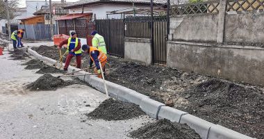 Stire din Social : Echipele de muncitori lucrează la modernizarea infrastructurii pietonale din oraș