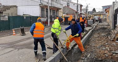 Echipele de muncitori lucrează la modernizarea infrastructurii pietonale din oraș - 2