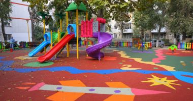 Modernizarea a 16 locuri de joacă din Constanţa, aproape de final