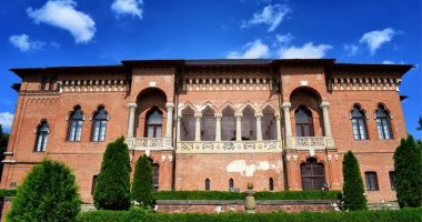 Stire din Actualitate : Expoziție de pictură și creații vestimentare care celebrează personalitatea Reginei Maria, la Palatul Mogoșoaia