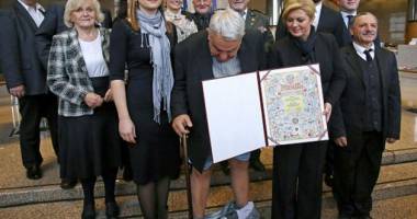 Stire din Actualitate : Moment penibil în Croația! Reprezentatul unui ONG a rămas în chiloți, în fața președintei țării