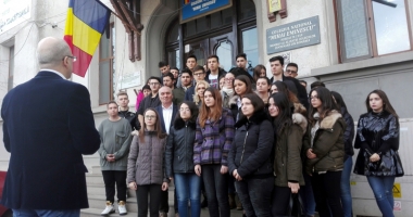 Stire din Cultură-Educație : Moment de reculegere în memoria Regelui Mihai, la Colegiul "Mihai Eminescu"