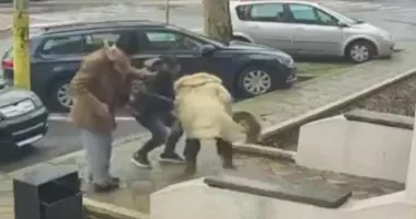 Stire din Eveniment : Momentul în care doi soţi sunt tâlhăriţi pe stradă, la Cernavodă, surprins de camerele de supraveghere