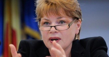 Stire din Politică-Administrație : "Dacă Mona Pivniceru va fi votată judecător la CCR va pleca din Guvern"