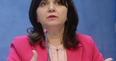 Stire din Cultură-Educație : Monica Anisie: Elevii pot opta pentru învățământul online