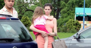 Stire din Monden : Monica Gabor  și-a distrat fiica la Delfinariu